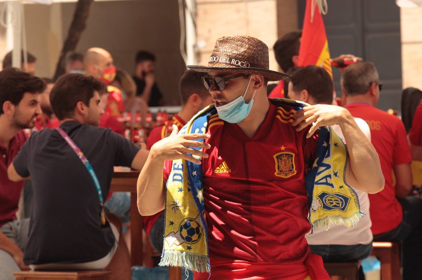 Ambiente festivo en Sevilla para animar a la selección de España