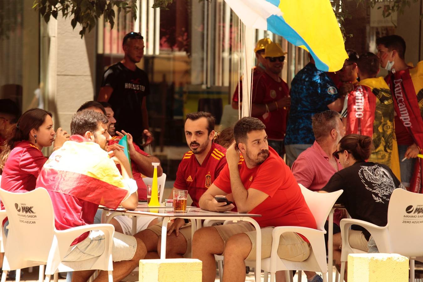 Ambiente festivo en Sevilla para animar a la selección de España