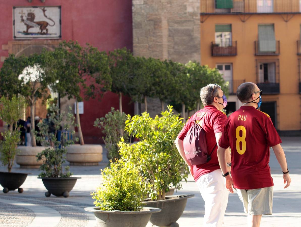 Ambiente festivo en Sevilla para animar a la selección de España