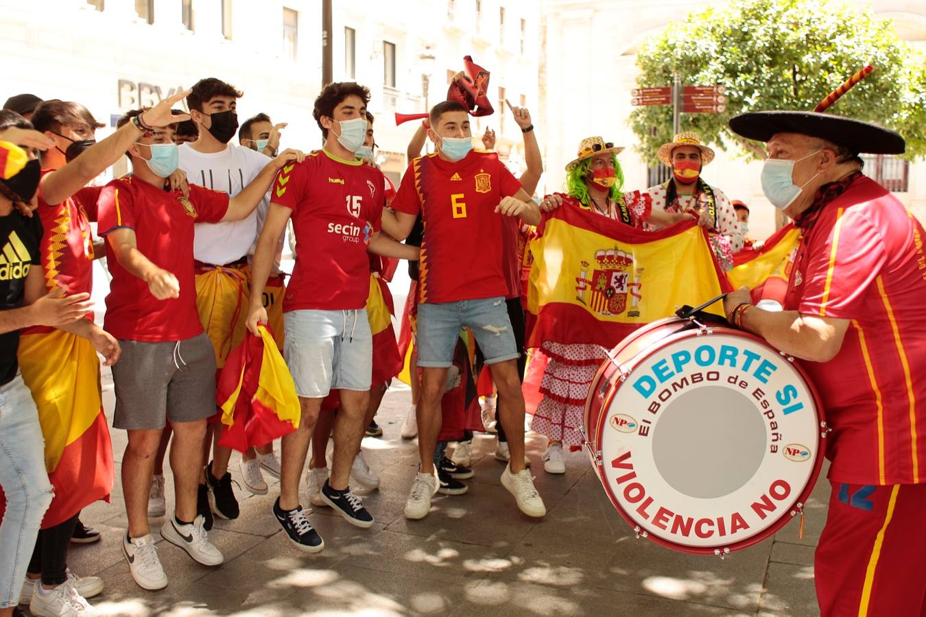 Ambiente festivo en Sevilla para animar a la selección de España