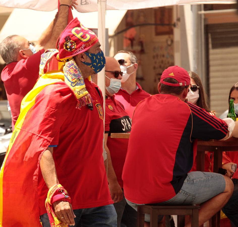 Ambiente festivo en Sevilla para animar a la selección de España