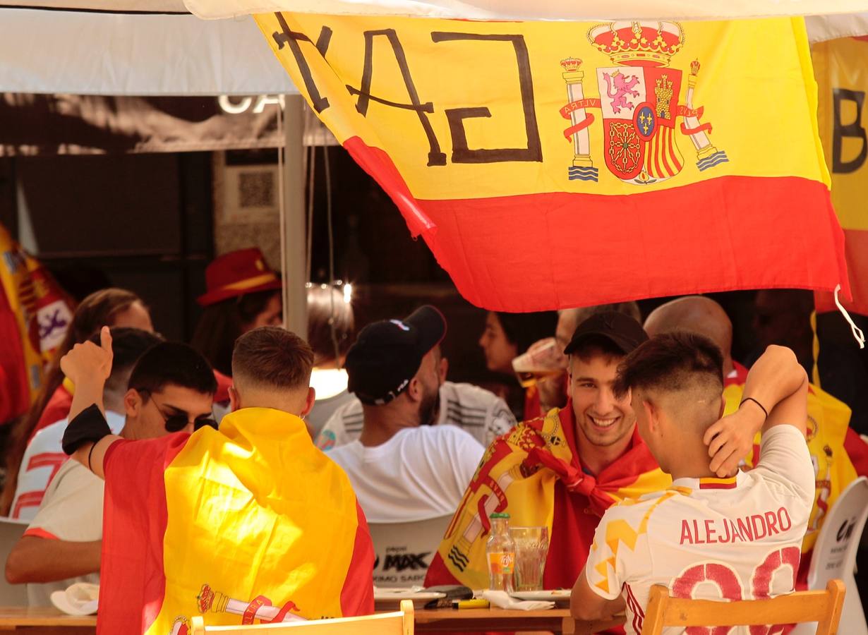 Ambiente festivo en Sevilla para animar a la selección de España