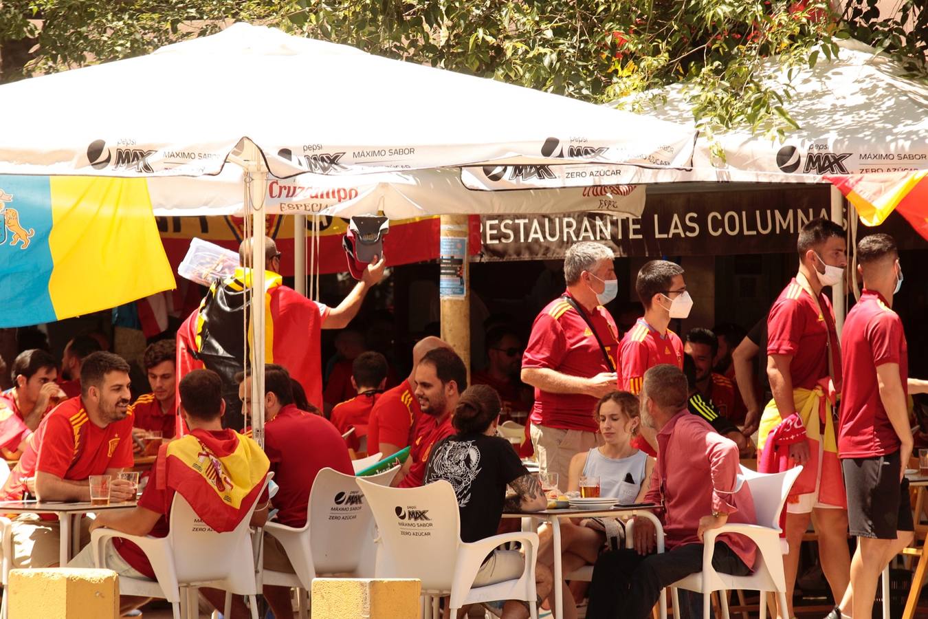 Ambiente festivo en Sevilla para animar a la selección de España