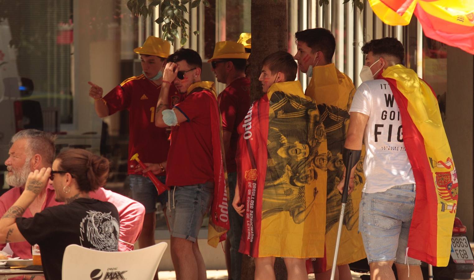 Ambiente festivo en Sevilla para animar a la selección de España