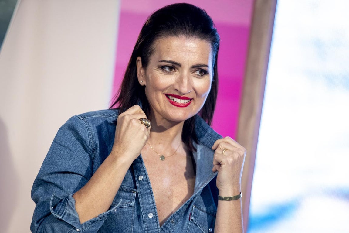 Un buen cardado. Un cardado en la parte superior aporta sofisticación y personalidad, y puede servir para ocultar una melena que no está como queremos. Silvia Abril lo llevó así. El resto del pelo se puede 'mojar' con gel o peinar con espuma. También se podría combinar con una trenza o moño bajo, en la nuca.