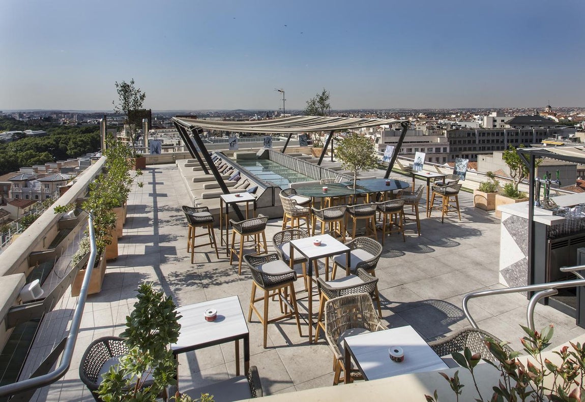 La Azotea del Círculo de Bellas Artes. Con una altura de 56 metros, el rooftop del <a href="https://www.azoteadelcirculo.com/" target="_blank">Círculo de Bellas Artes</a>(Marqués de Casa Riera, 2)se encuentra en uno de los edificios más altos del centro de Madrid y, por tanto, ofrece unas panorámicas 360º que no dejan indiferente a nadie. Aquí, y en sus diferentes espacios, es posible igualmente disfrutar a cualquier hora del día y de la noche del plan perfecto entre brunch o aperitivo, tapeo o almuerzo y, por supuesto, copas y cócteles de tarde y noche, además de las cenas. Igualmente, todas las cartas de la Azotea del Círculo de Bellas Artes han sido diseñadas por Manuel Berganza, chef ejecutivo de Azotea Grupo, aportando a la parte gastronómica un valor añadido, dada su experiencia y buen hacer como chef español más joven en lograr una estrella Michelin fuera de España. ¿Qué pedir? Cuenta con una apetecible carta de picoteo con Torreznos de Soria o Ensaladilla rusa con ventresca; y otra carta con propuestas de carnes, mariscos y pescados en la que el producto es el gran protagonista. Precio medio: 30€