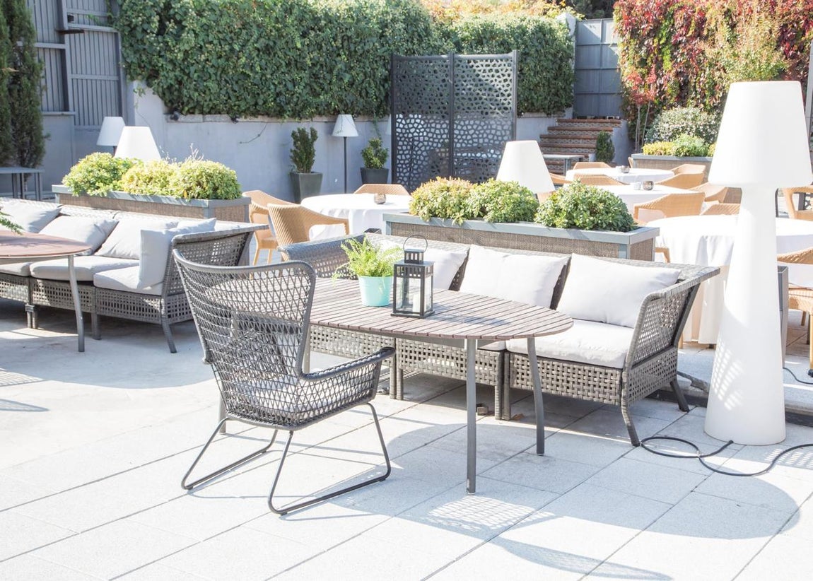 Portonovo. Ubicado en el barrio de Valdemarín (Aguaron, 7), se trata de la segunda generación de un restaurante con más de 50 años de historia que mantiene los mismos valores y hace las cosas del mismo modo. Producto auténtico con Galicia como origen y punto de partida de todos sus platos. La terraza de verano de <a href="https://www.restauranteportonovo.com/" target="_blank">Portonovo</a> estrena horario 'non stop' y carta de tapas que prometen una gran jornada. ¿Qué pedir?  Platos para compartir como la empanada gallega de bonito, el salpicón de marisco o la ensaladilla de bonito del norte, sus algunos de sus imprescindibles. Mientras que entre sus propuestas de conservas encontramos mejillones, sardinillas o un fabuloso ceviche de berberechos. Precio medio: 35€