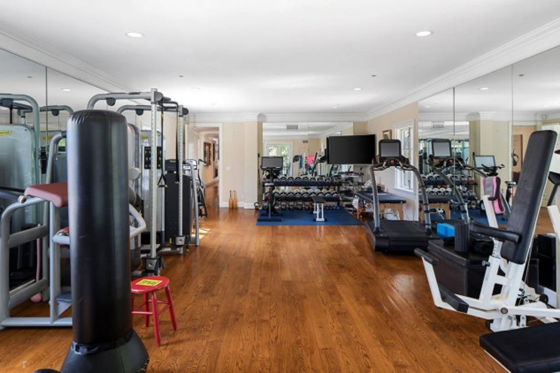 La mansión que Sylvester Stallone ha rebajado 25 millones. El gimnasio también está de lo más equipado y también posee un jacuzzi y sauna.