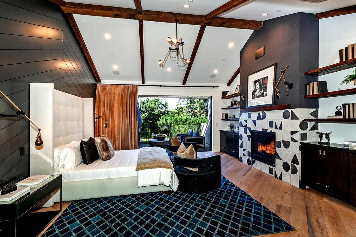 La mansión que Sylvester Stallone ha rebajado 25 millones. En cuanto a los dormitorios, cuenta con ocho de gran tamaño con vestidor, nueve baños y tres aseos. En definitiva, una casa pensada para acoger a muchos invitados, pues además posee otra pequeña casa e exclusiva para ellos.