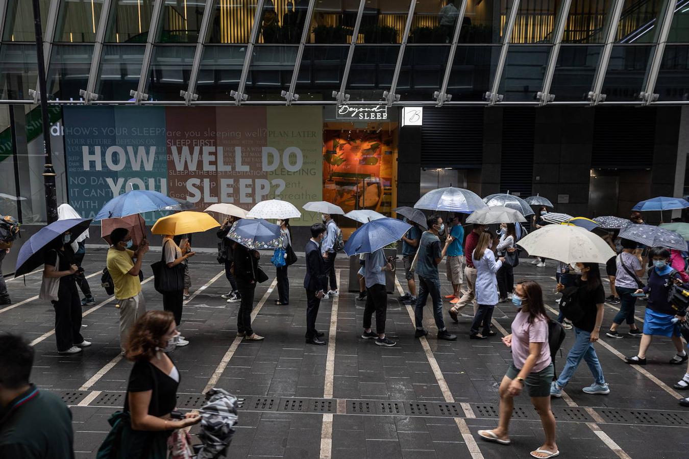 Ciudadanos de Hong Kong han hecho fila para comprar la última edición del diario prodemocracia 'Apple Daily'. 