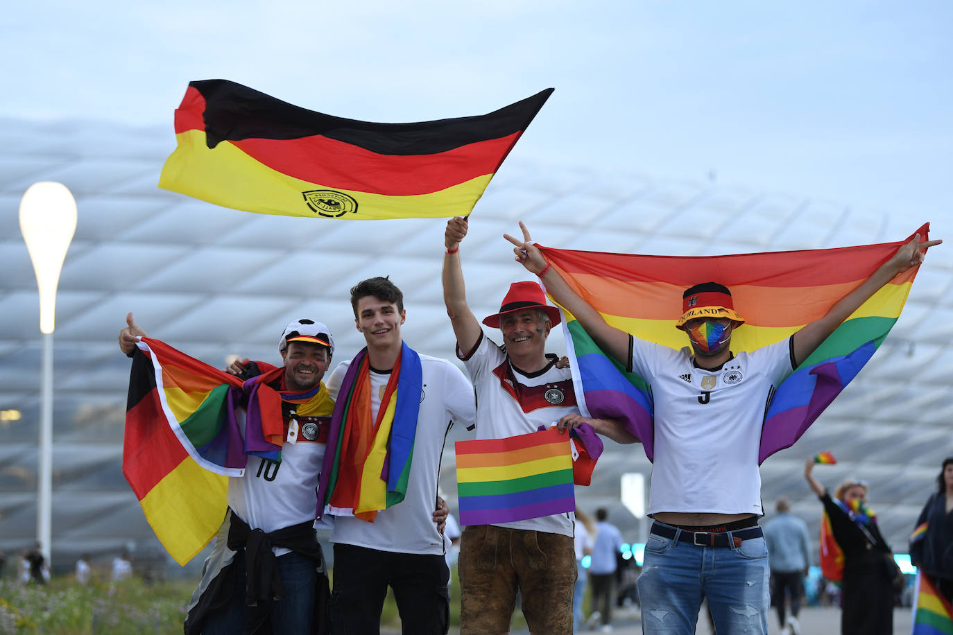 Varios aficionados llevaron la bandera encima. 