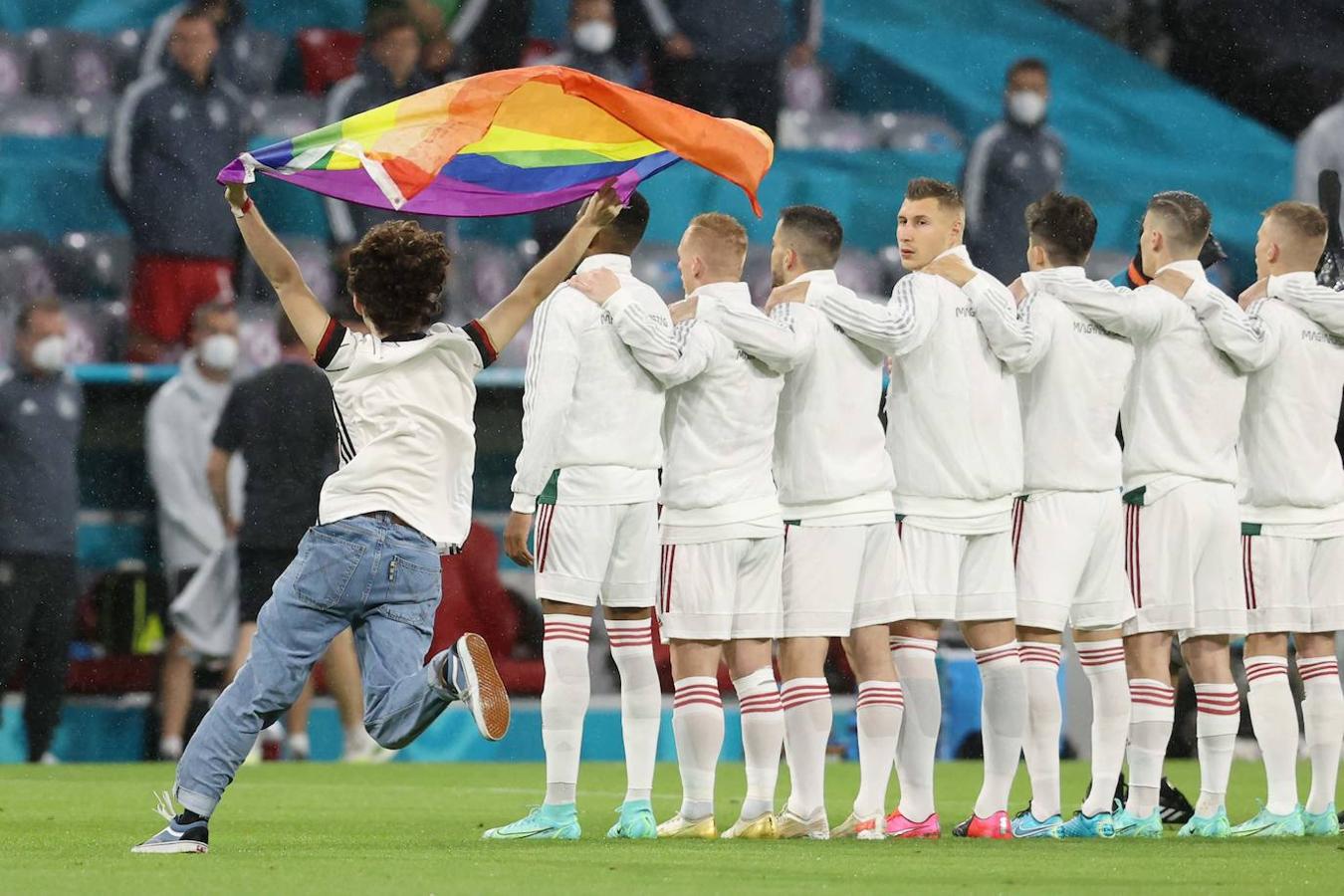 Un espontáneo saltó al campo con la bandera del arcoíris. 