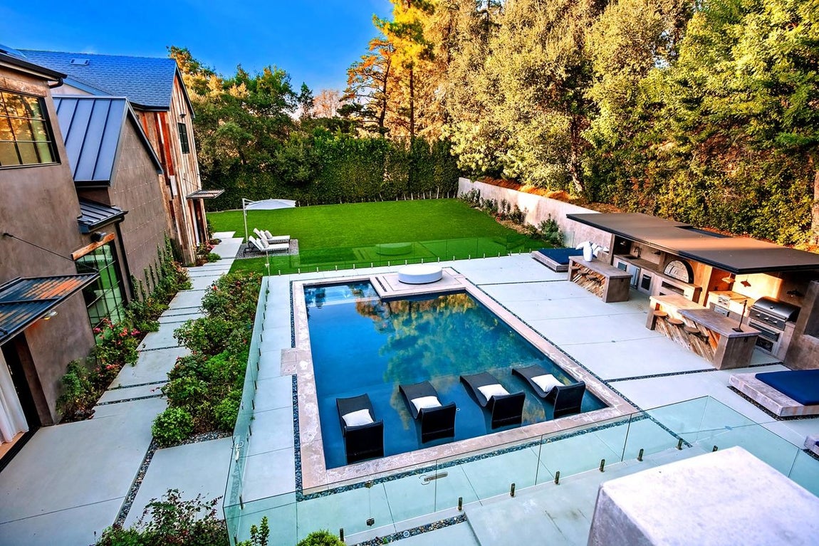 La mansión que Sylvester Stallone ha rebajado 25 millones. Uno de los puntos fuertes de la casa es sin duda el jardín, rodeado de altos setos para darle un extra de independencia. Posee barbacoa, cenador y todo tipo de rincones para aprovecharlo al máximo.