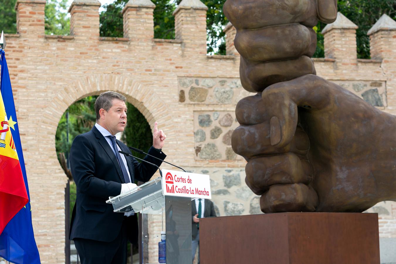 &#039;Puño sobre puño&#039;, una escultura para no olvidar la pandemia