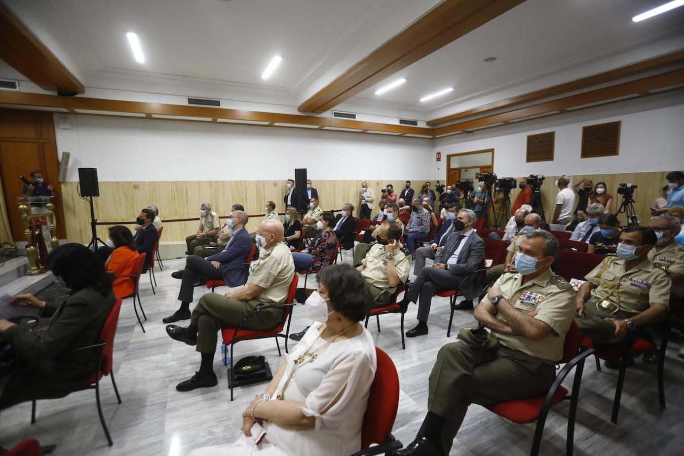 La ministra de Defensa presenta en Córdoba la Base Logística, en imágenes