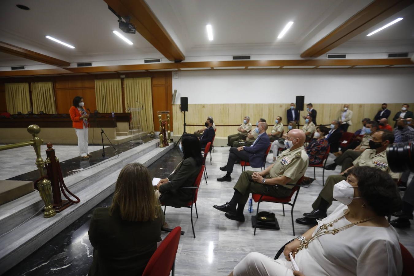 La ministra de Defensa presenta en Córdoba la Base Logística, en imágenes