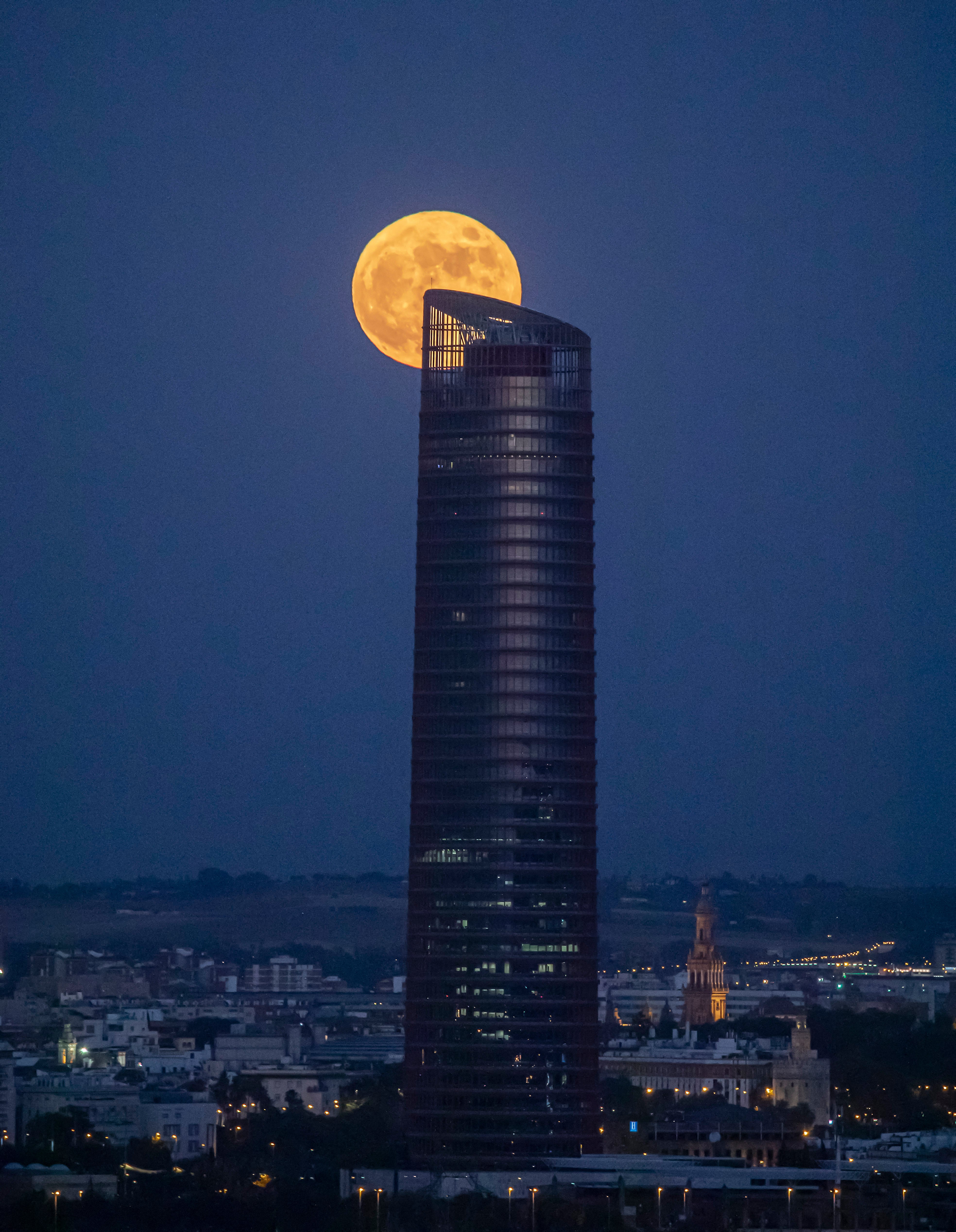 Espectaculares imágenes de la Superluna de fresa 2021 desde Sevilla