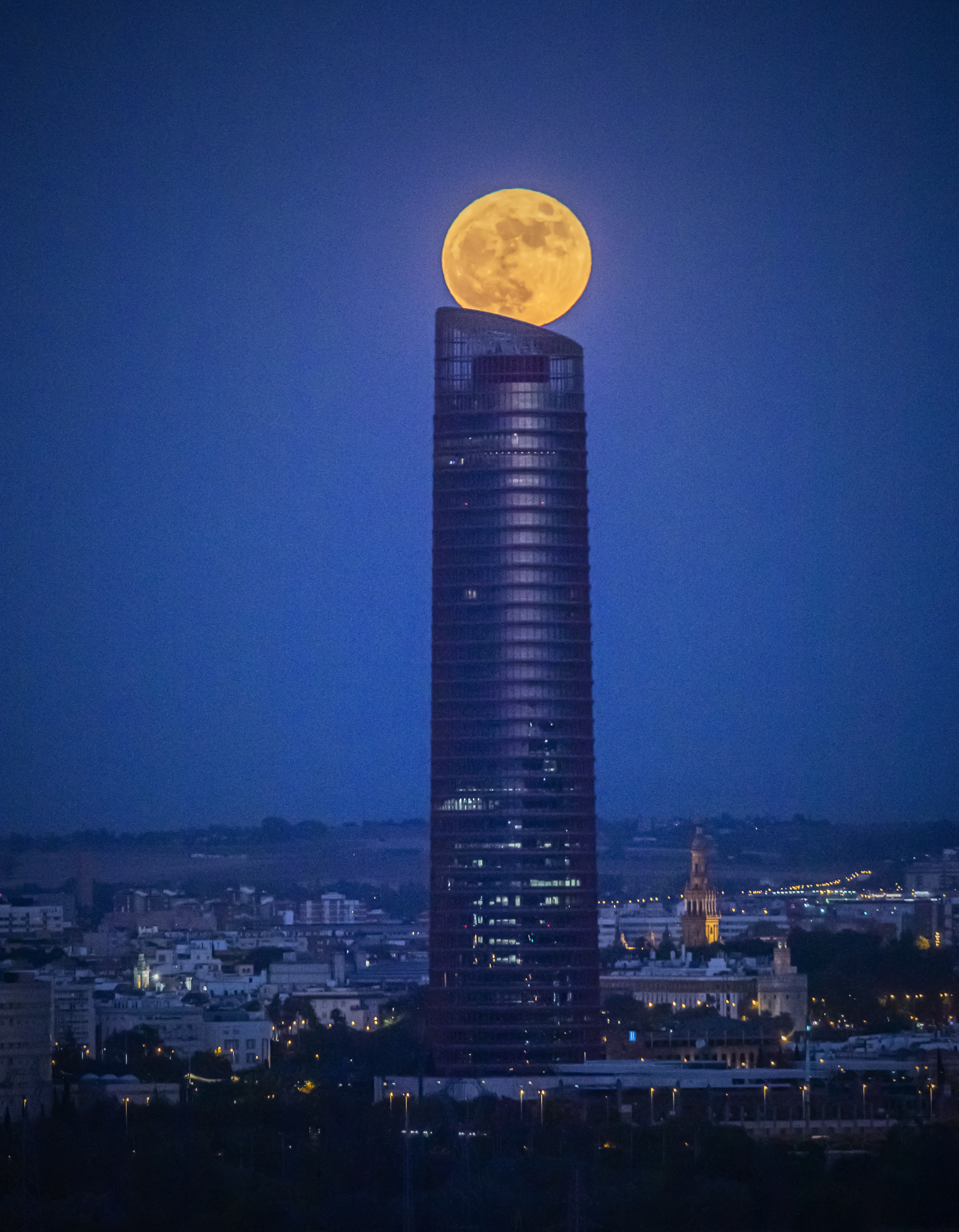 Espectaculares imágenes de la Superluna de fresa 2021 desde Sevilla