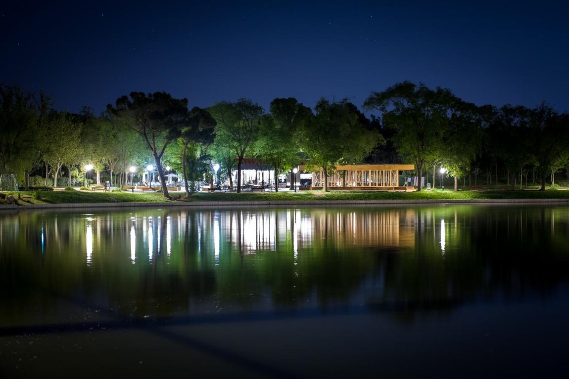 Villa Verbena. De los creadores de The Hat y con una oferta gastronómica firmada por TriCiclo, la terraza <a href="http://www.villaverbenamadrid.com/" target="_blank">Villa Verbena</a>, a orillas del lago de la Casa de Campo, se ha convertido ya en una de las aperturas de la temporada. Ahora, con la llegada del verano, amplía horario e inaugura un amplio cenador acristalado para disfrutar de su cocina apetecible y castiza en las noches de jueves a domingos. ¿Qué pedir? En la carta, que se renueva con productos de temporada y sugerencias más frescas, hay platos ideales para una cena estival como ostras naturales o aliñadas, anchoas de Santoña, ensalada de tomate y albahaca, pulpo y, sobre todo, soberbios pescados del día a las brasas de carbón. Precio medio: 25€