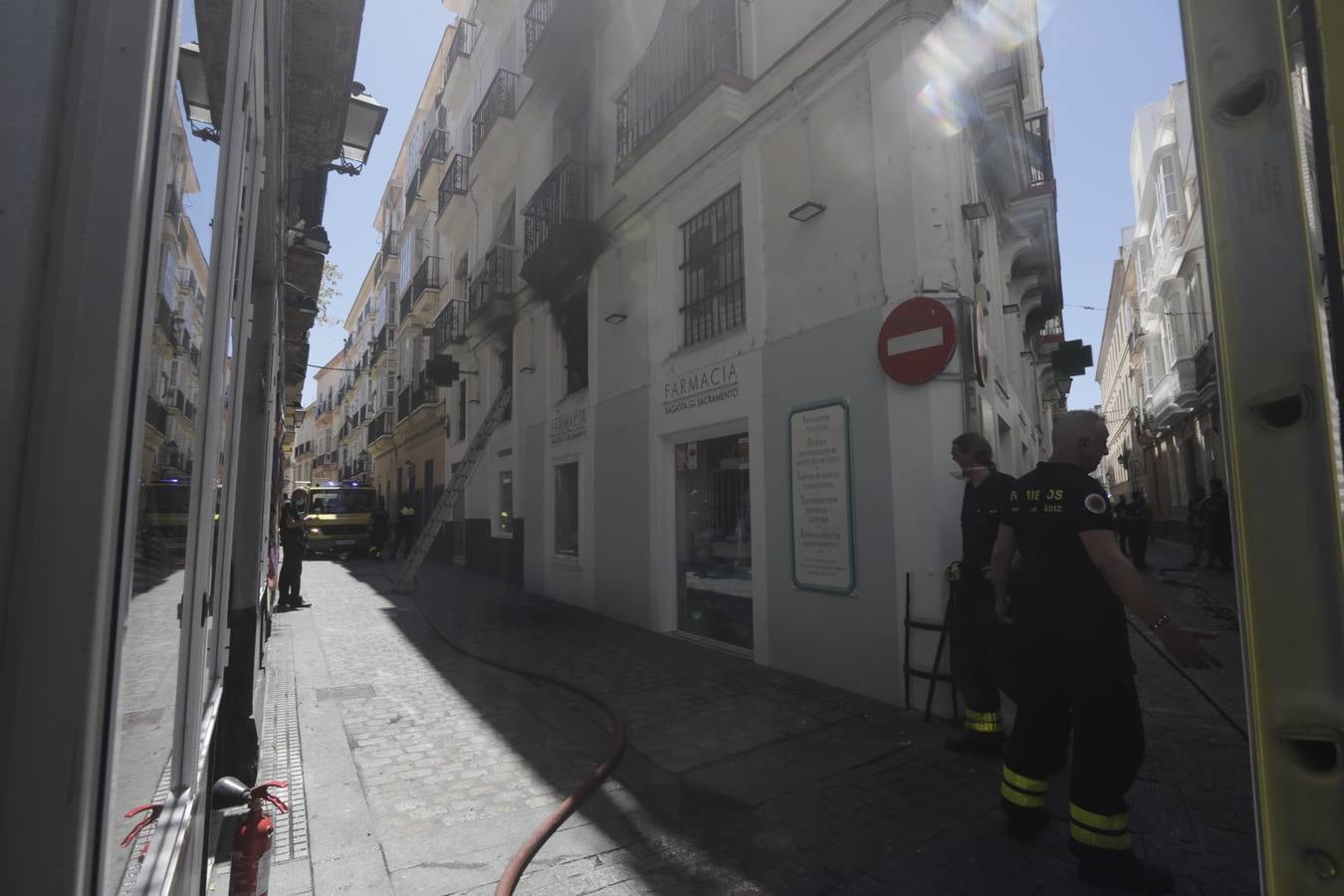 Fotos: Incendio mortal en una casa de la calle Sacramento en Cádiz