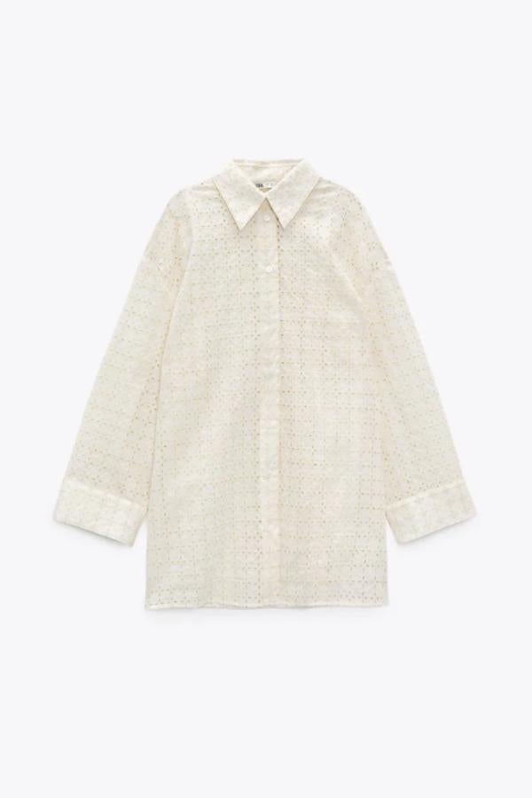 Zara. Camisa oversize con bordados y perforados, de Zara. Uno de los modelos estrella de la firma de Inditex que probablemente se agote en un abrir y cerrar de ojos. Rebajada de 39,95 a 25,99€.