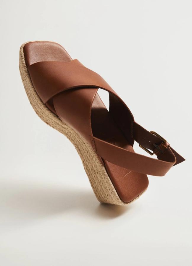 Mango. Sandalias de piel con cuña, de Mango. Rebajadas de 49,99 a 39,99€.