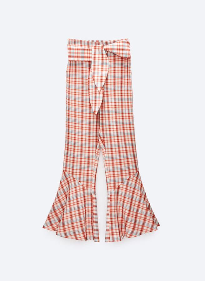 Uterqüe. Pantalón de cuadros con volante y cuadros vichy, de Uterqüe. Rebajados de 89 a 59,95€.