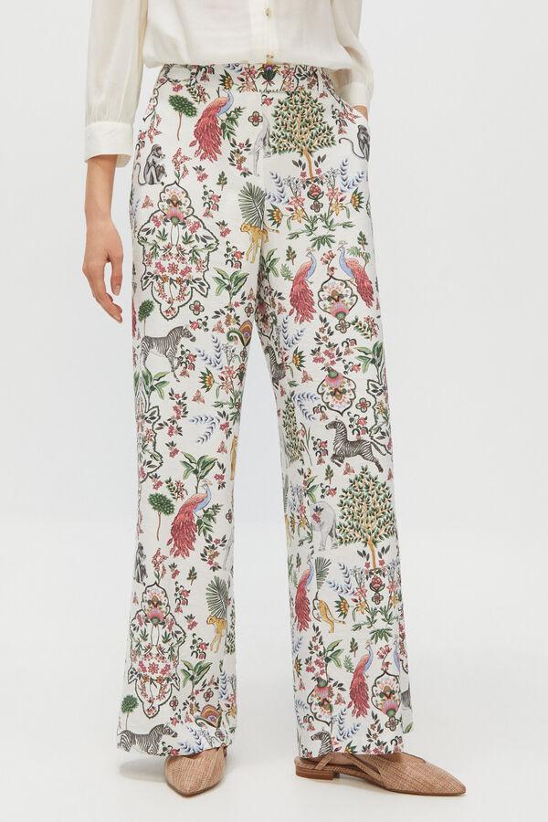 Cortefiel. Pantalón fluido con estampado de flores, de Cortefiel. Un básico tanto para working looks como situaciones más informales. Rebajado de 59,99 a 39,99€.