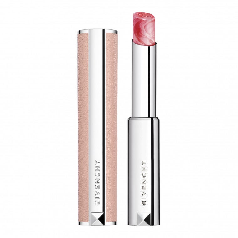 Barra de labios Rose Perfecto de Givenchy. Bálsamo de labios con color y acabado brillante con una textura deslizante, fina y sensorial. Rose Perfecto hidrata intensamente los labios gracias a una fórmula que incluye aceite de pimienta rosa, aceite de semillas de rosa, manteca de karité, ácido hialurónico y vitamina C. De textura veteada están disponibles en 10 tonos (34,50 €).