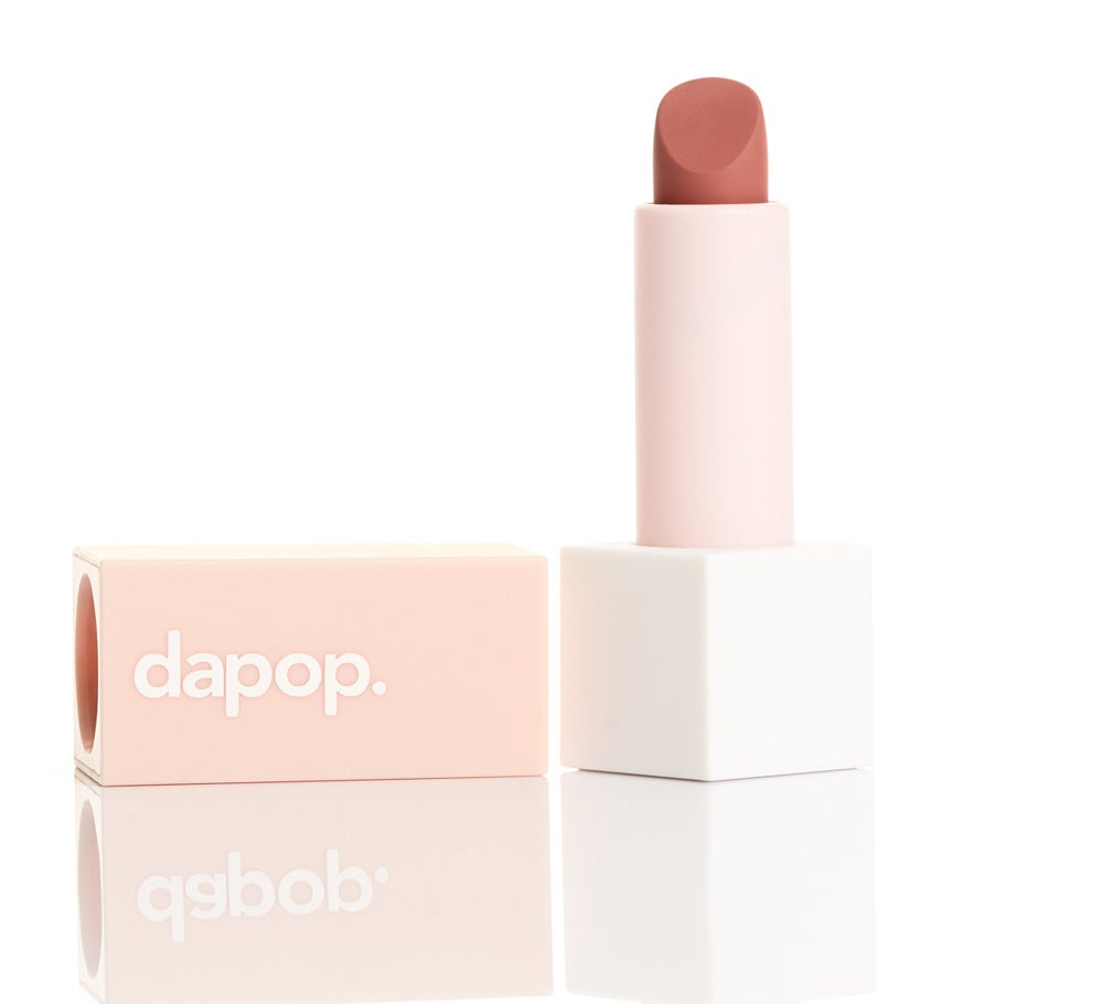Labial en barra de Dapop. Barra de labios de fórmula cremosa y acabado irresistible que aporta hidratación y color intenso. Los labiales en barra de Dapop están disponibles en 12 tonos, y destacan por su efecto hidratante (10,95 €).