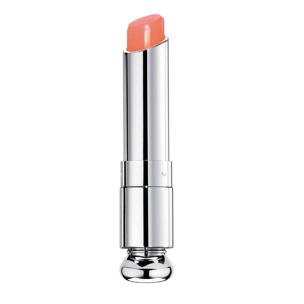 Lip Glow Dior. El icónico bálsamo labial de Dior renueva su fórmula para hacerla aún más confortable y con un 97% de ingredientes naturales. Está disponible en 10 tonos, como el coral de la imagen, ideal para este verano. Su fórmula, intensamente sensorial, aporta hidratación hasta 24 horas, gracias a sus ingredientes como el aceite de cereza y la manteca de karité. Su brillo sutil realza la luminosidad de la piel. (37,50 €)