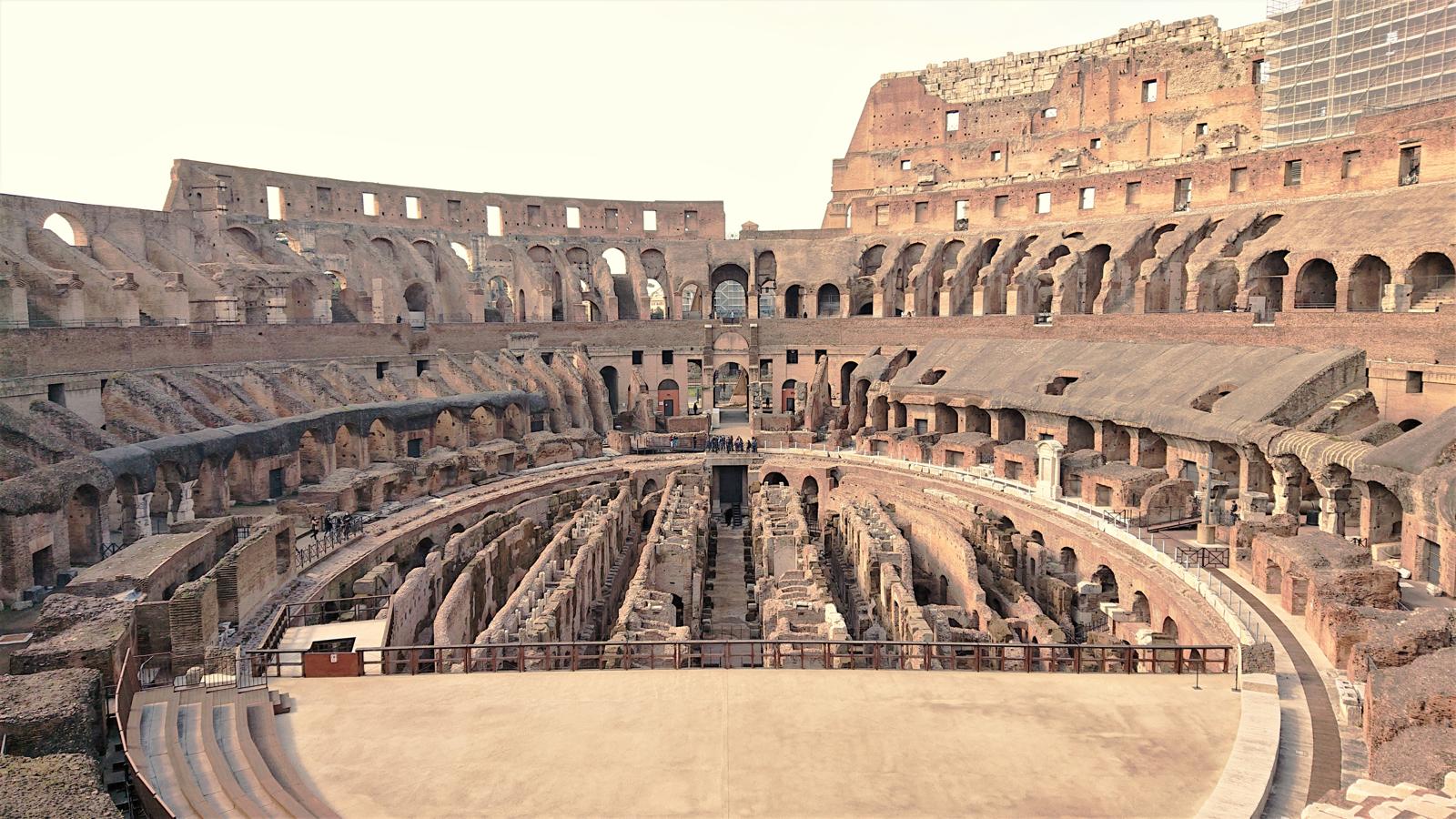 La restauración del Coliseo es una iniciativa desarrollada por el Comisionado del Área Arqueológica de Roma y Ostia Antica de acuerdo con el Departamento de Patrimonio Arqueológico de Roma. El proyecto se ha llevado a cabo gracias al apoyo del Grupo Tod's.