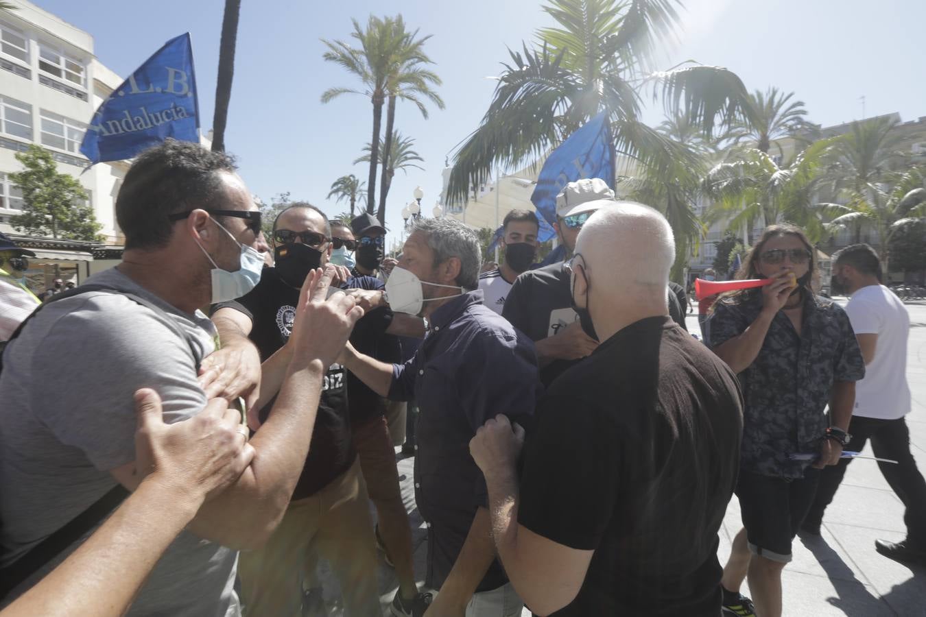 El enfrentamiento del concejal Paradas con los manifestantes de Policía Local