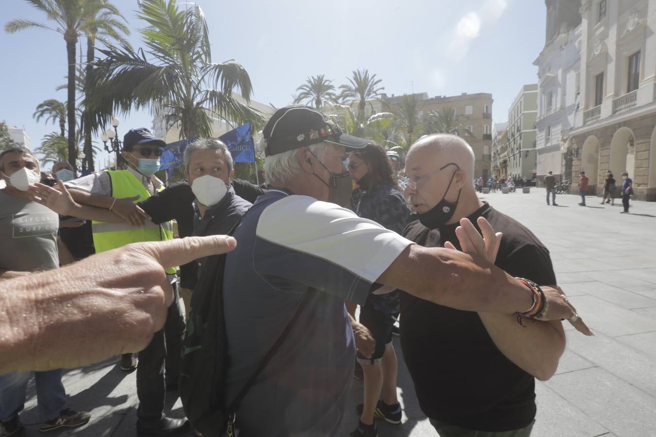 El enfrentamiento del concejal Paradas con los manifestantes de Policía Local