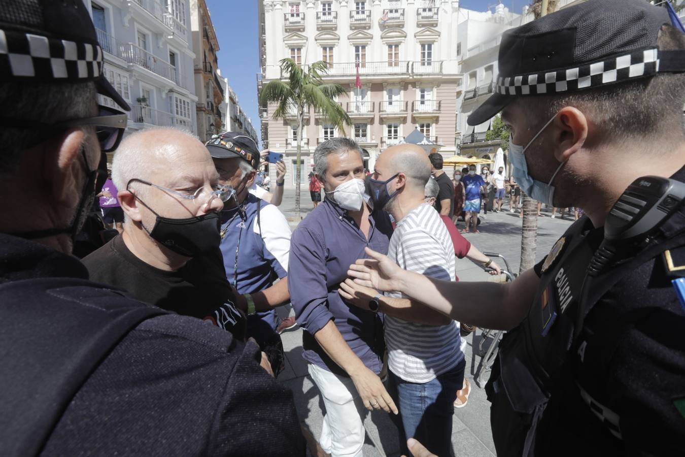 El enfrentamiento del concejal Paradas con los manifestantes de Policía Local