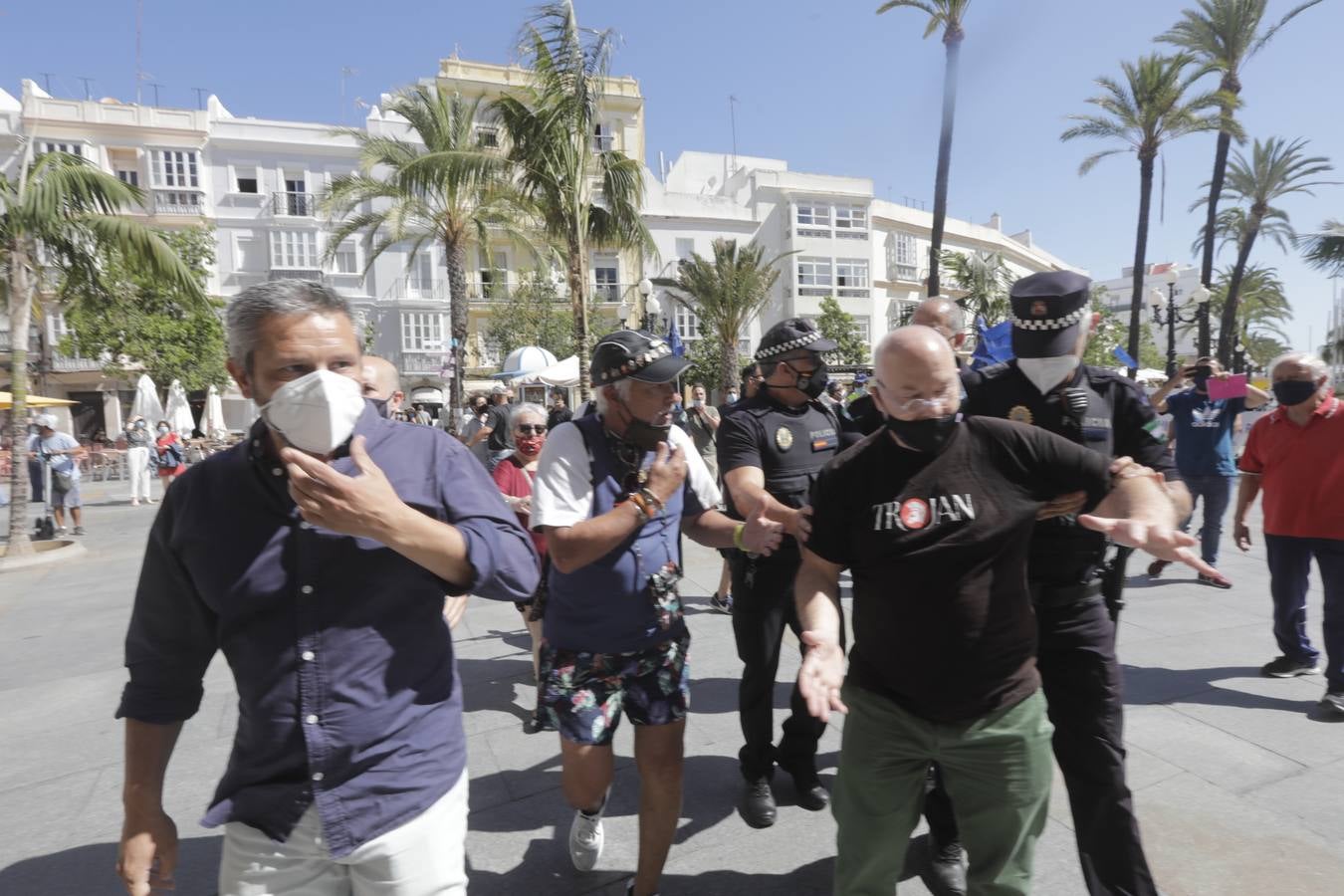 El enfrentamiento del concejal Paradas con los manifestantes de Policía Local