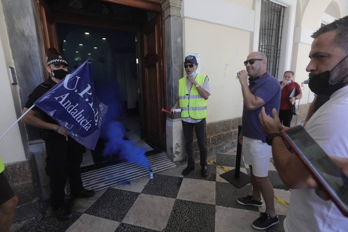 La protesta de la Policía Local, en imágenes: el pleno se suspende hasta el lunes