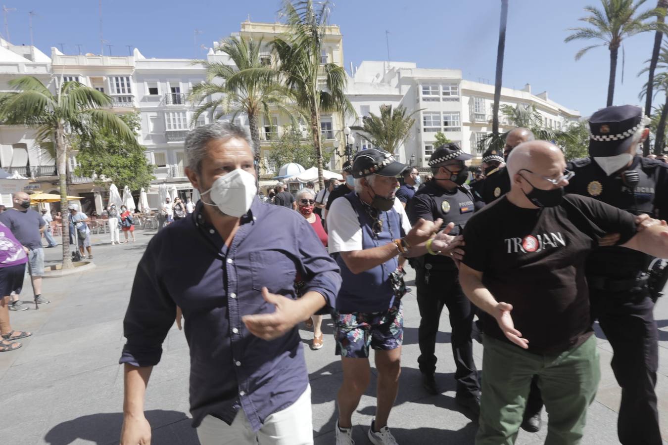 La protesta de la Policía Local, en imágenes: el pleno se suspende hasta el lunes