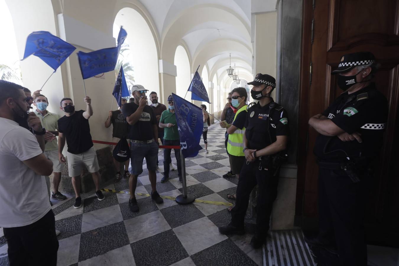 La protesta de la Policía Local, en imágenes: el pleno se suspende hasta el lunes