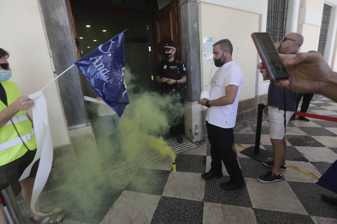 La protesta de la Policía Local, en imágenes: el pleno se suspende hasta el lunes