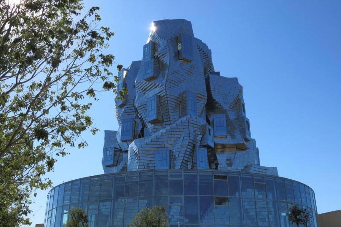 La obra es una torre de formas geométricas irregulares y metal brillante