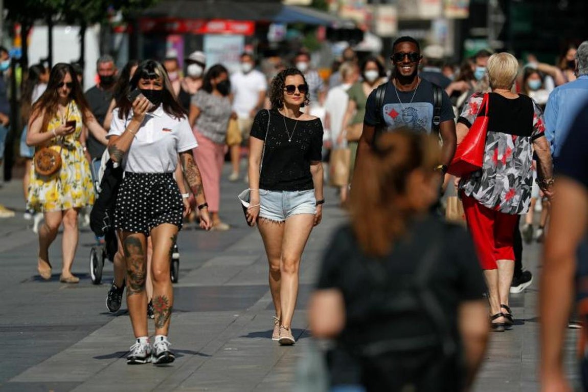 A primera hora de esta mañana la mitad de los paseantes por las calles del centro de Madrid decidían prescindir de la mascarilla. 