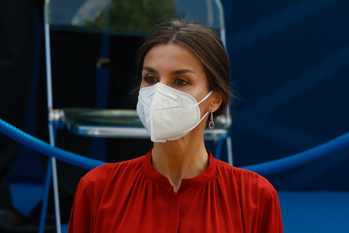 Doña Letizia. La reina Letizia es una de las royals que apuesta, desde hace tiempo, por lucir canas en su melena. Doña Letizia demuestra así su apoyo a la belleza natural, la corriente que triunfa desde hace algún tiempo y que reivindica todo tipo de cuerpos y siluetas o que la arruga es bella.