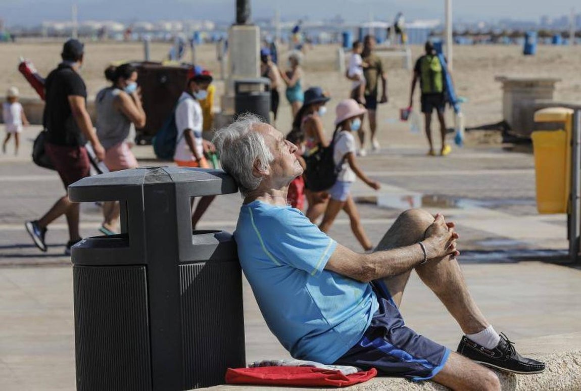 Varias personas sin mascarilla por el paseo de la Malvarrosa de Valencia este sábado. 