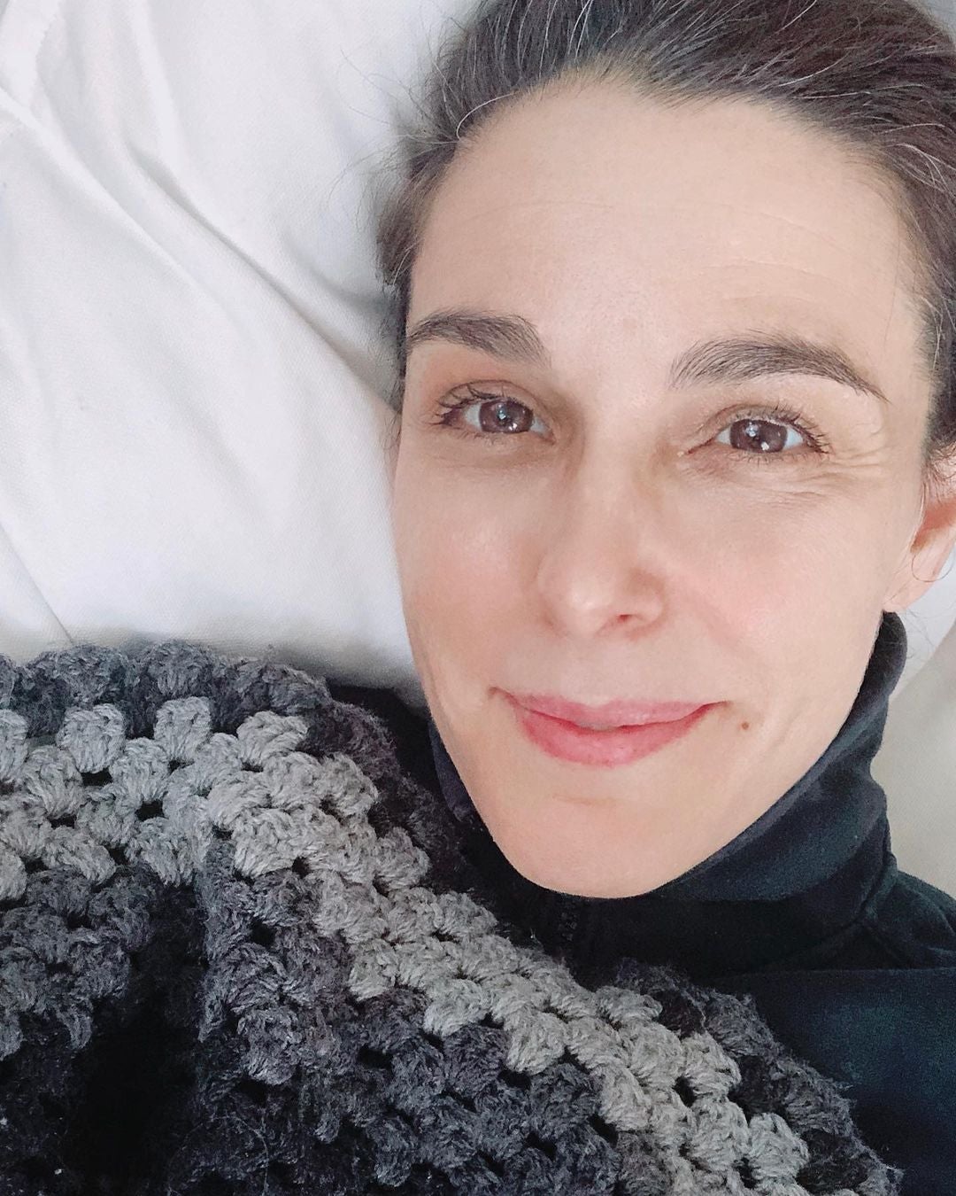 Raquel Sánchez Silva. Durante la cuarentena fueron muchas las famosas que mostraron sus canas públicamente. Entre ellas, Raquel Sánchez Silva. La presentadora no dudó en compartir con sus seguidores una foto al natural, sin maquillaje y con las canas asomando en las raíces de su melena.