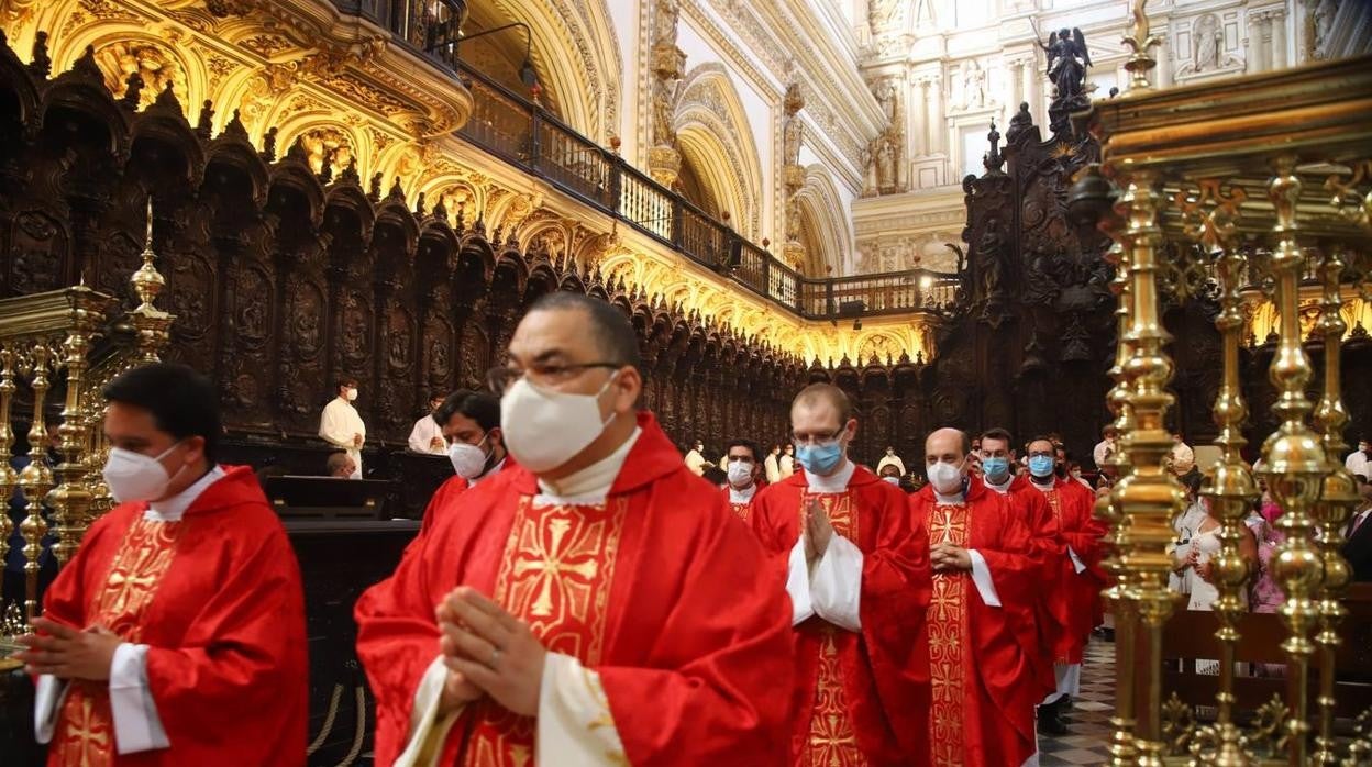 La ordenación de sacerdotes en la Catedral de Córdoba, en imágenes