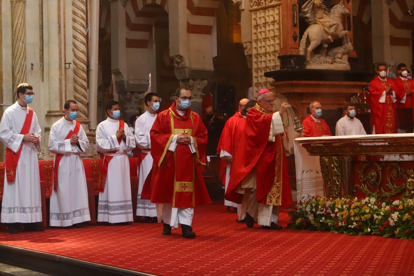 La ordenación de sacerdotes en la Catedral de Córdoba, en imágenes