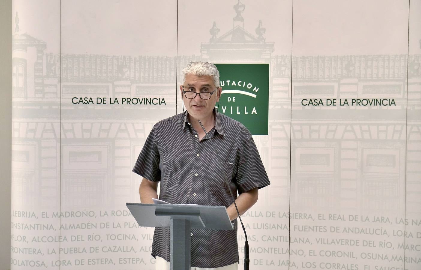 Carmona presenta por primera vez en Sevilla cincuenta y ocho piezas en múltiples disciplinas realizadas sobre papel y lienzo en acrílico, óleo, técnica mixta, témpera el huevo o tinta china.