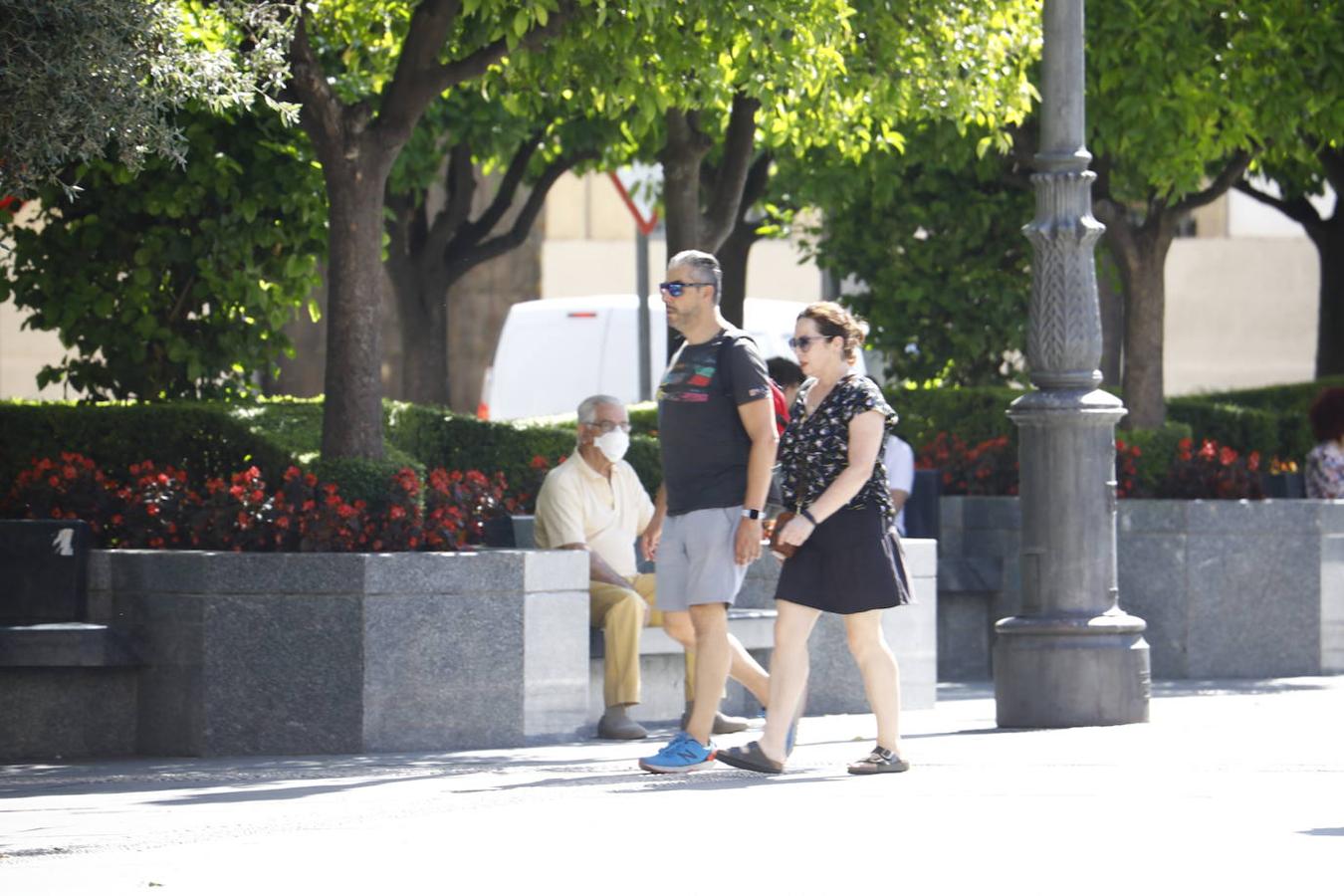 El primer día sin la mascarilla obligatoria en exteriores en Córdoba, en imágenes