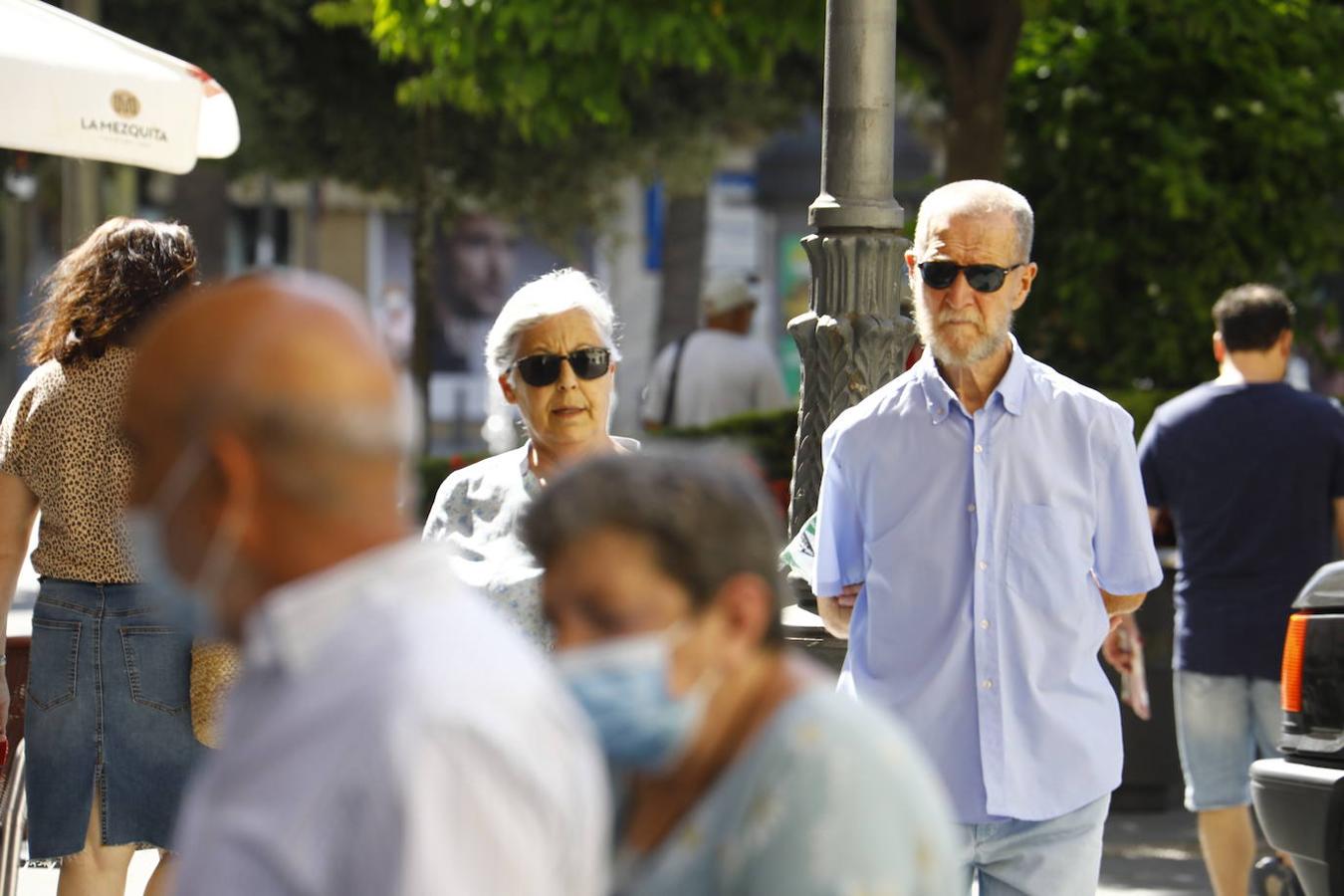 El primer día sin la mascarilla obligatoria en exteriores en Córdoba, en imágenes